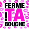 Ferme ta bouche Texte « Ferme ta bouche » en noir et rose, entouré d’empreintes de lèvres